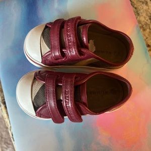 Kids size 21 burgundy sneakers in very good shape.